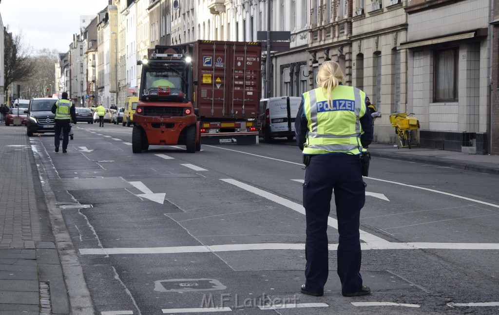 LKW gegen Bruecke wegen Rettungsgasse Koeln Muelheim P64.JPG - Miklos Laubert